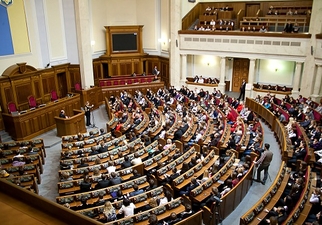 У парламенті немає голосів для зміни Конституції, тому затягується час — Дерев'янко