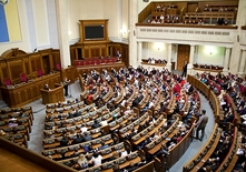 У парламенті немає голосів для зміни Конституції, тому затягується час — Дерев'янко