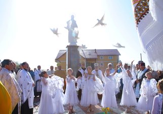 На Храмове свято у Богородчанах відкрили скульптуру Богородиці